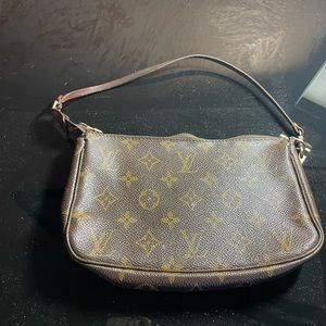 This is an authentic LOUIS VUITTON
Monogram Pochette Accessories.